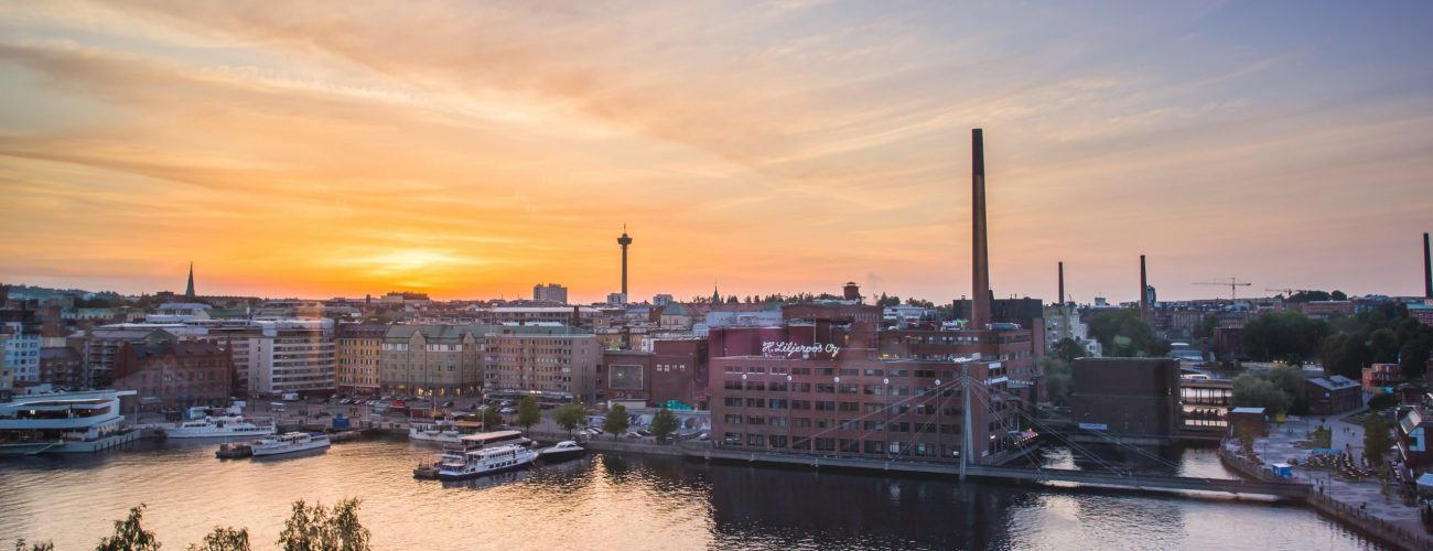 Visit_Tampere_sunset_over_Laukontori_from_Periscope_restaurant_Ratina_Laura_Vanzo-scaled