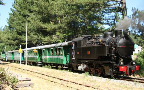 Sila train - kitmasterbloke, CC BY 2.0 , via Wikimedia Commons